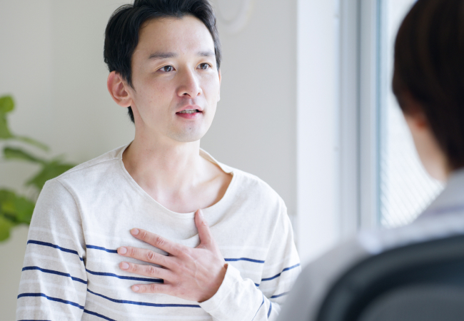 問診を受ける若い男性