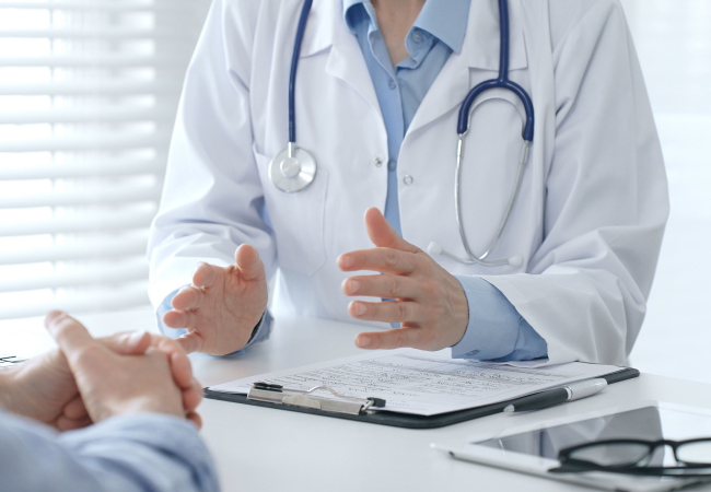 診察で説明をする医師の手元