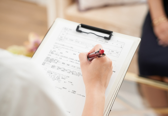 問診票に記入する様子